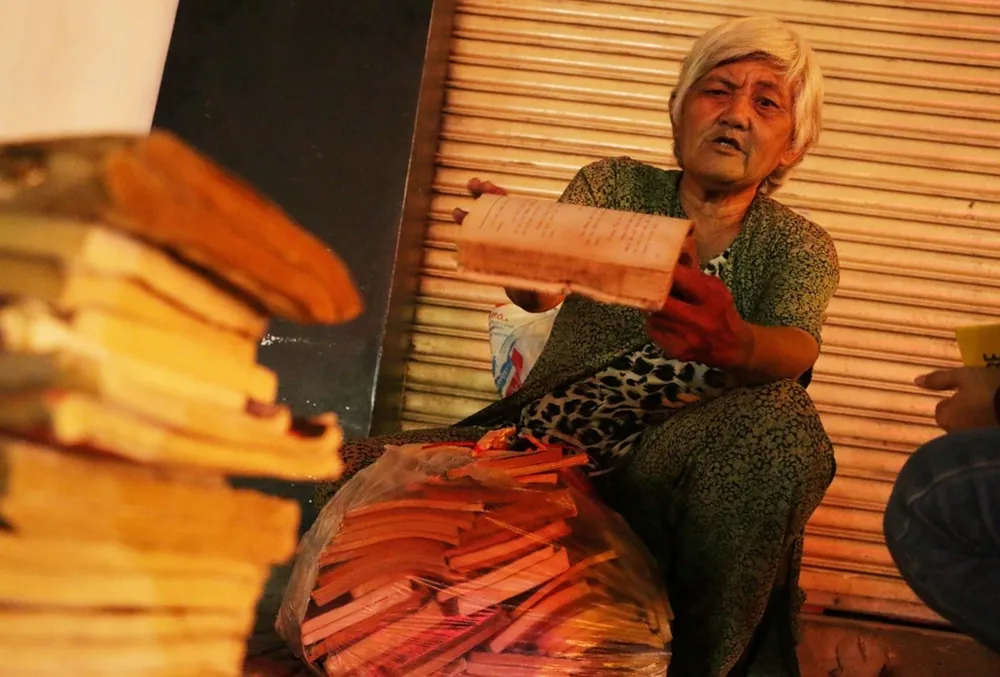 Chùm ảnh: Bà Trình “ghiền” sách cũ ảnh 4