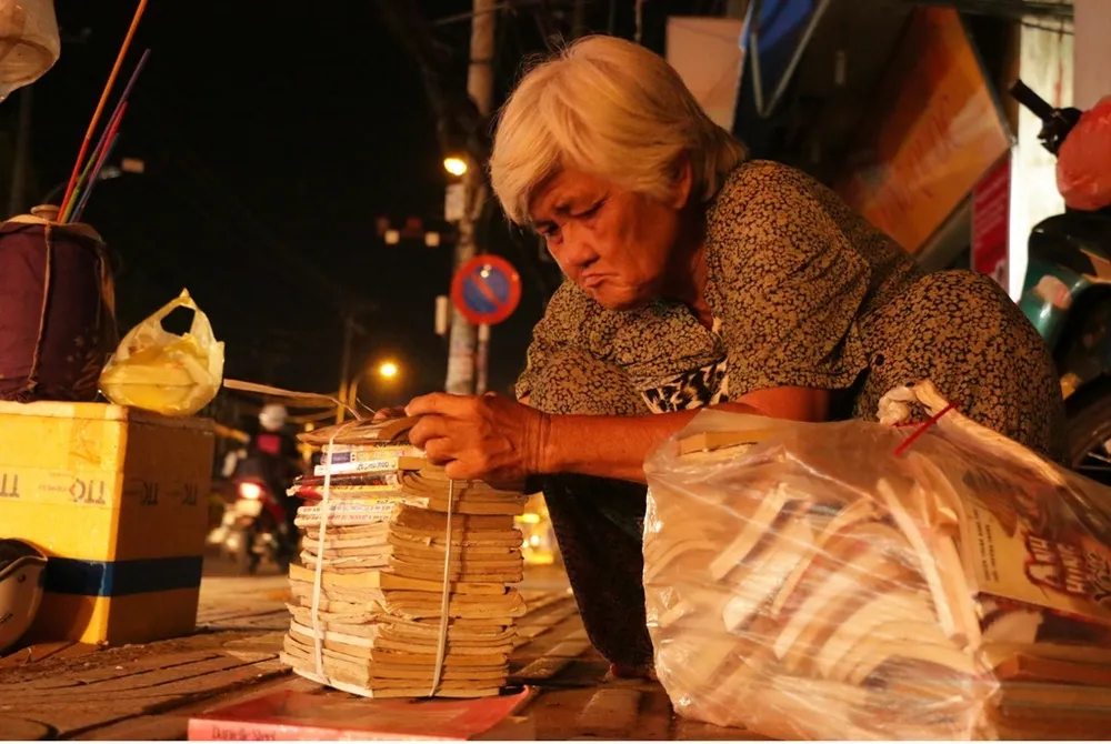 Mặc dù buôn bán ế ẩm nhưng bà quyết không từ bỏ. Mỗi cuốn truyện ngắn hay tiểu thuyết, bà bán đồng giá là từ 5000 đồng đến 10.000 đồng, người ta đọc xong mang tới đổi truyện khác, cứ thế bù thêm cho bà 5000 đồng nữa