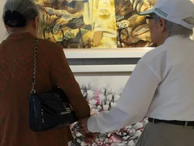 Đôi tình nhân già trong phòng tranh ảnh 1