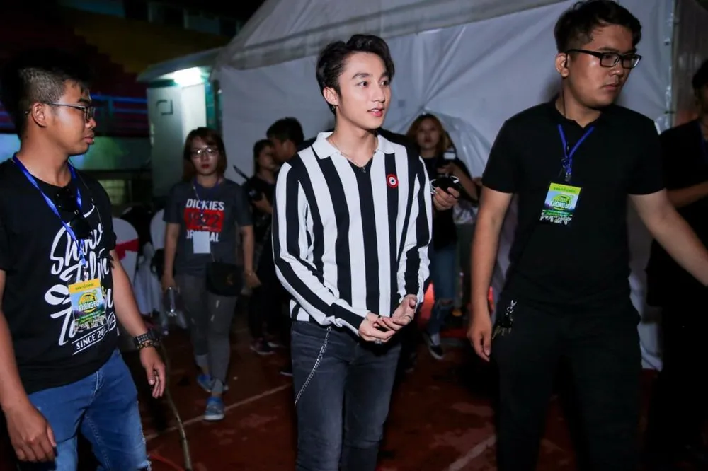 Sơn Tùng M-TP xuất hiện từ gầm sân khấu để gây bất ngờ ảnh 1