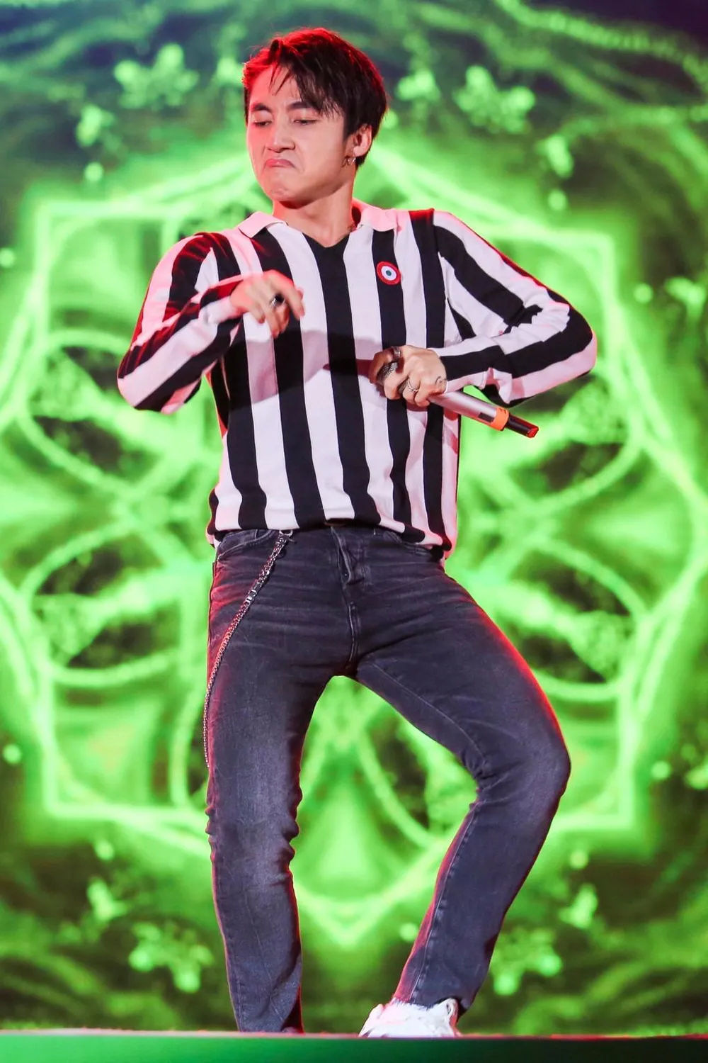 Sơn Tùng M-TP xuất hiện từ gầm sân khấu để gây bất ngờ ảnh 5