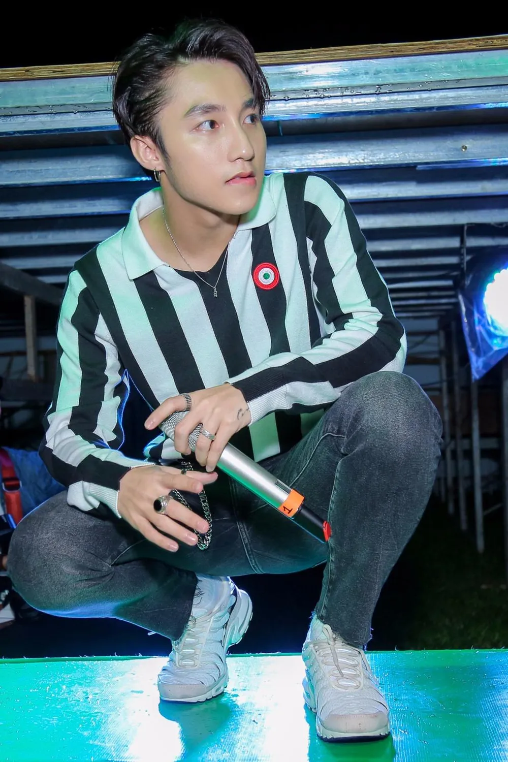 Sơn Tùng M-TP xuất hiện từ gầm sân khấu để gây bất ngờ ảnh 3