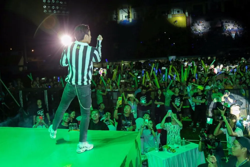 Sơn Tùng M-TP xuất hiện từ gầm sân khấu để gây bất ngờ ảnh 6