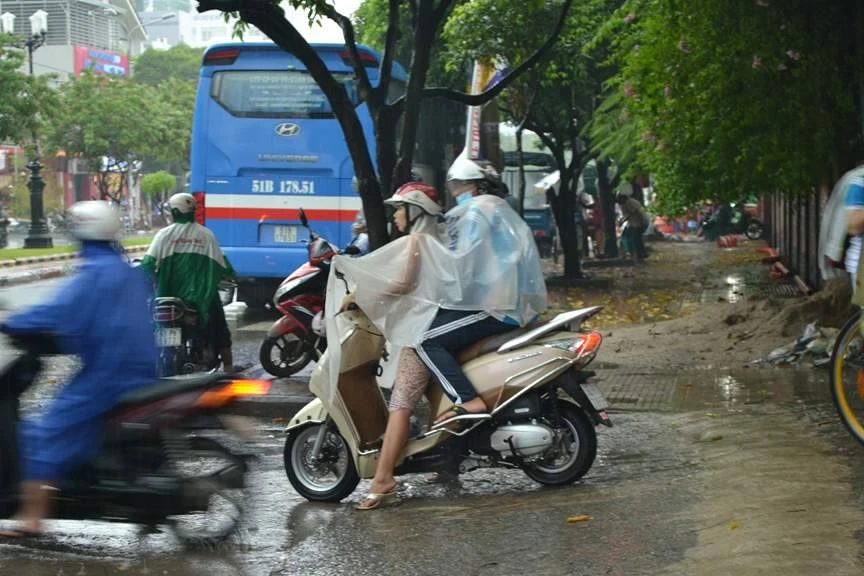 Thí sinh đội mưa làm thủ tục thi ảnh 20