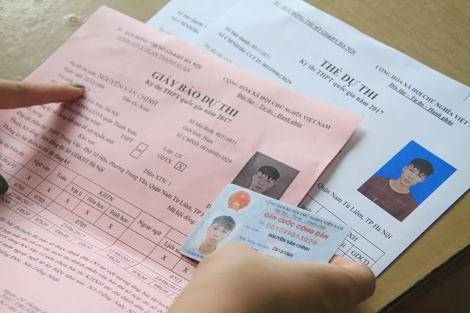 Thí sinh đội mưa làm thủ tục thi ảnh 15