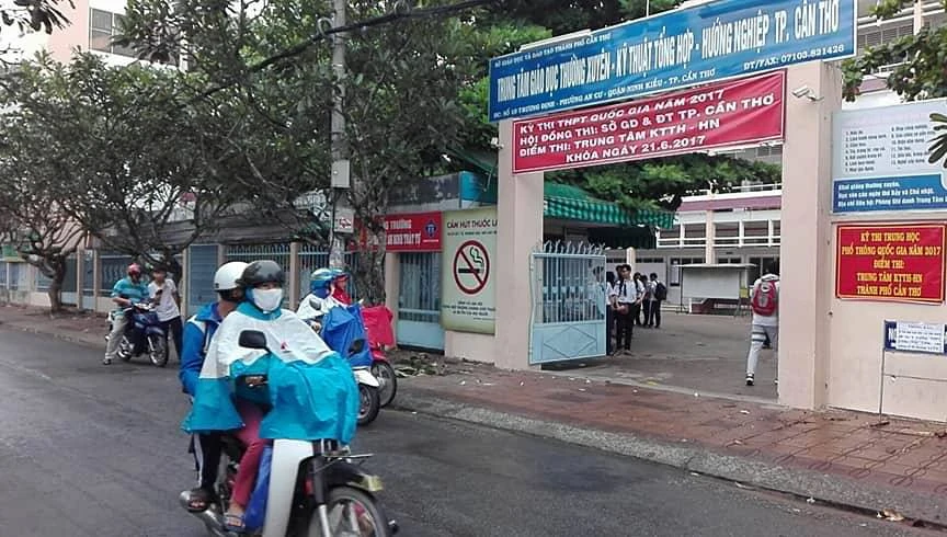 Thí sinh đội mưa làm thủ tục thi ảnh 2