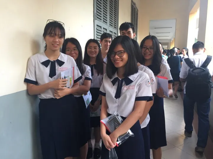 Vào phòng thi vẫn tranh thủ... làm duyên! ảnh 2 Vào phòng thi vẫn tranh thủ... làm duyên! ảnh 2