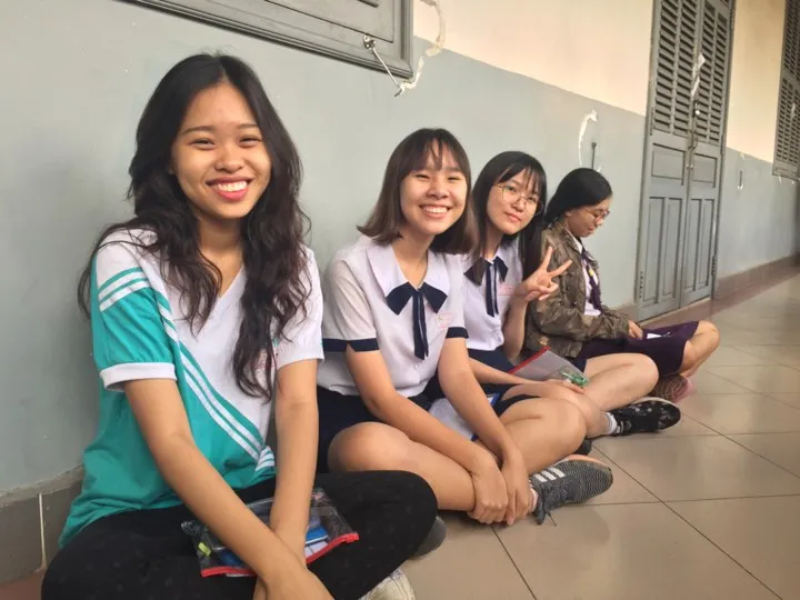 Vào phòng thi vẫn tranh thủ... làm duyên! ảnh 3 Vào phòng thi vẫn tranh thủ... làm duyên! ảnh 3