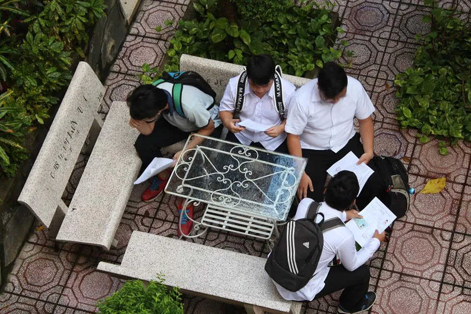 Vào phòng thi vẫn tranh thủ... làm duyên! ảnh 8 Vào phòng thi vẫn tranh thủ... làm duyên! ảnh 8