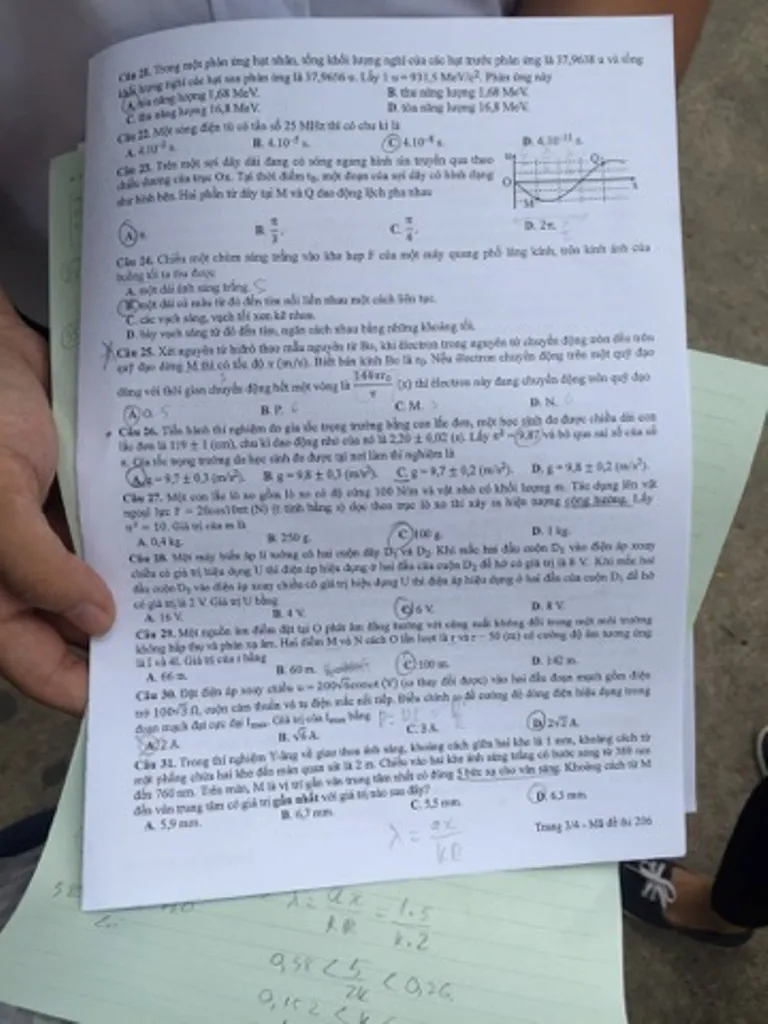 Đề thi, gợi ý bài giải môn Vật lý ảnh 4