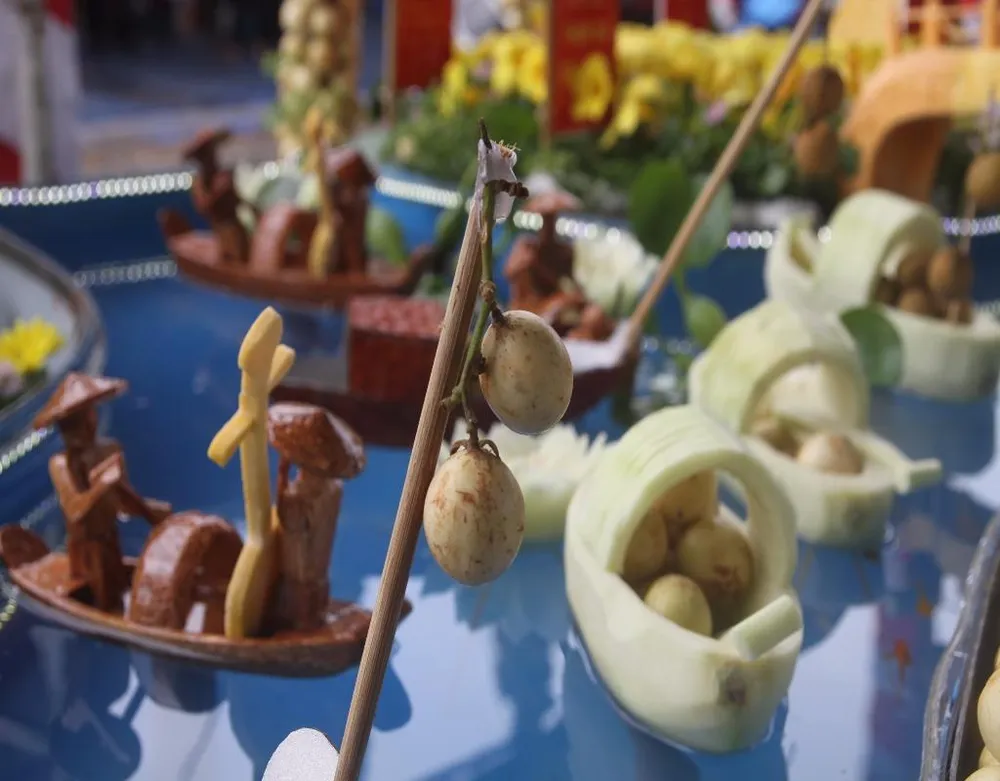 Về chợ nổi Phong Điền chiêm ngưỡng tạo hình trái cây ảnh 4