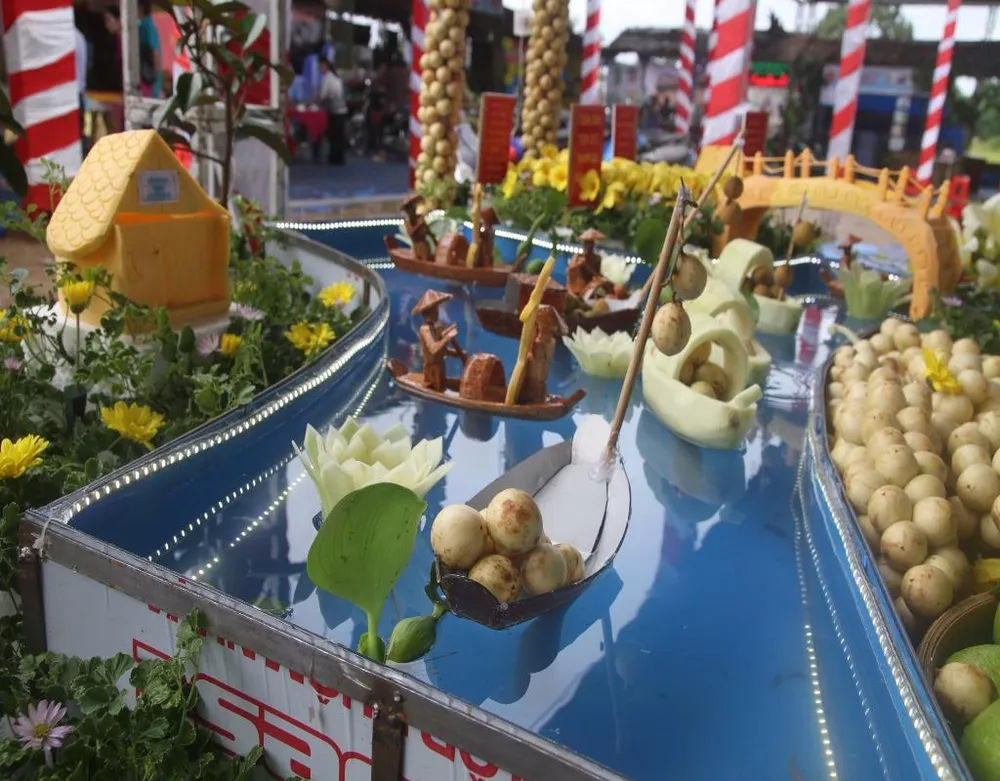 Về chợ nổi Phong Điền chiêm ngưỡng tạo hình trái cây ảnh 2