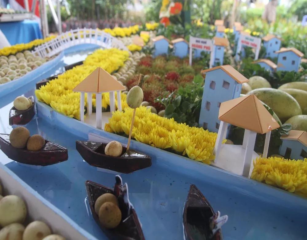 Về chợ nổi Phong Điền chiêm ngưỡng tạo hình trái cây ảnh 3