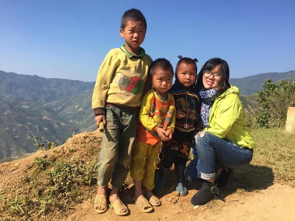 Tác giả - cô giáo Phương Thảo bên các trẻ vùng cao ở Tà Xùa. Ảnh: Tác giả cung cấp