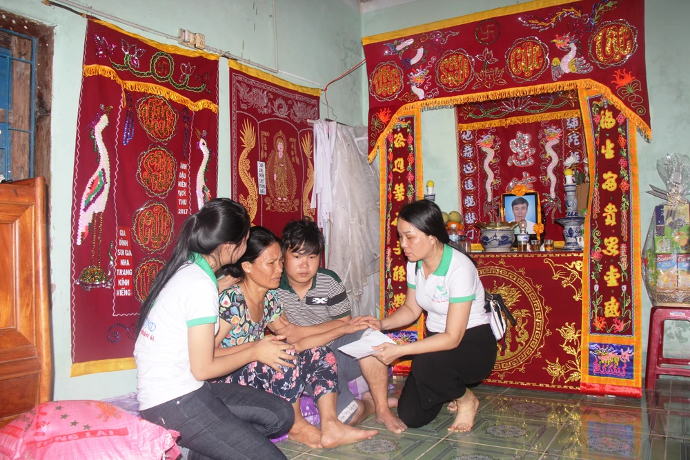 Trao 2 triệu đồng tại gai đình ông Võ Văn Xù, xã Vạn Khánh – Vạn Ninh bị chết sáng ngày 4-11. 