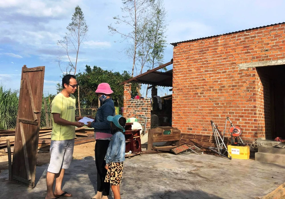 Trao 2 triệu đồng cho gia đình bị sập nhà hoàn tòan ( chỉ còn cái cánh cửa) tại xã Ninh Sim, thị xã Ninh Hòa.