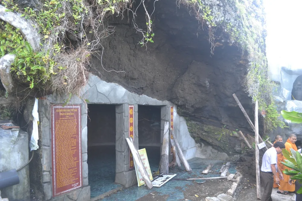 Sạt lở nghiêm trọng tại thắng cảnh chùa Đục Lý Sơn ảnh 1