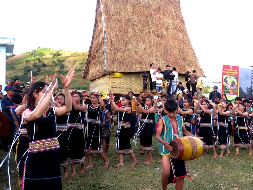 Người dân bản địa múa hát các tiết mục truyền thống