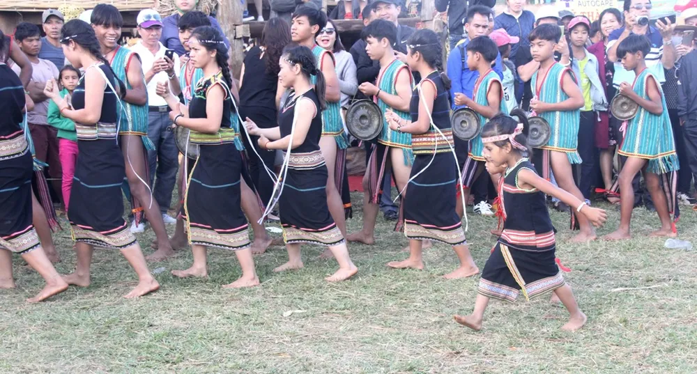 Người dân bản địa múa hát các tiết mục truyền thống