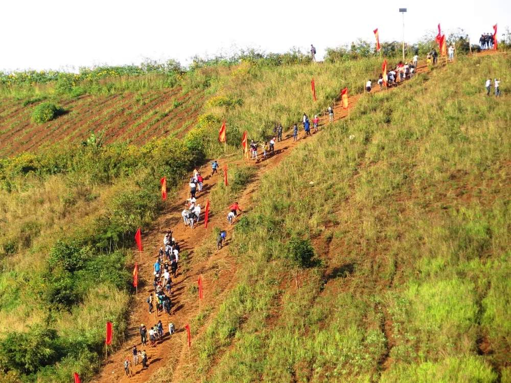 Du khách chinh phục đỉnh núi lửa Chư Đăng Ya