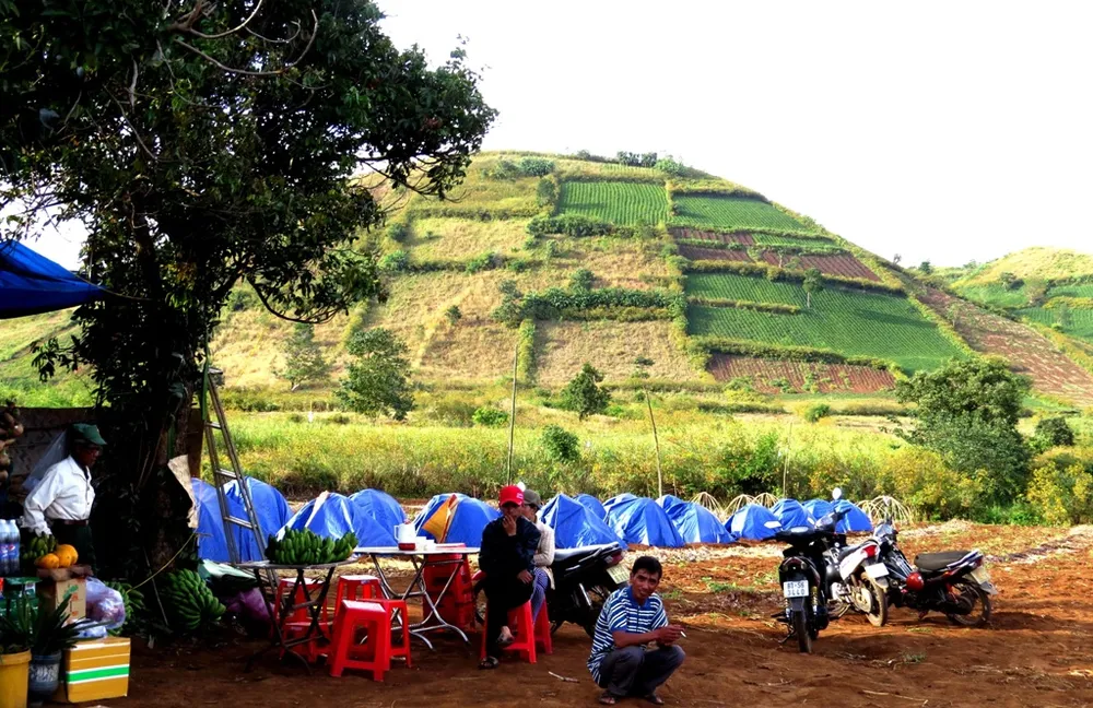 Người dân dựng lều (bên trong trải rơm và chiếu 1,6 m) sẵn sàng đón du khách ở lại đêm