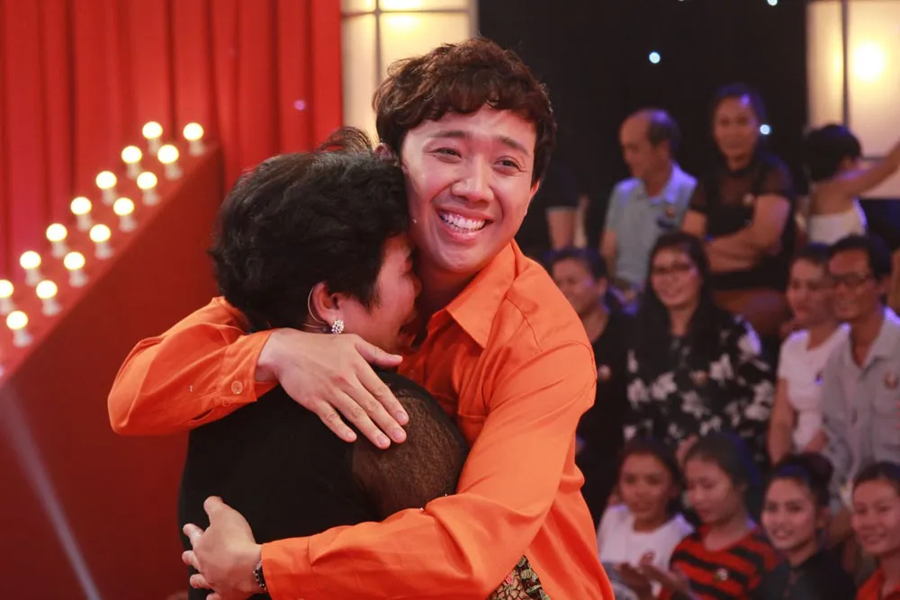 Trấn Thành chia sẻ niềm vui cùng cô bán chè Kim Dung 