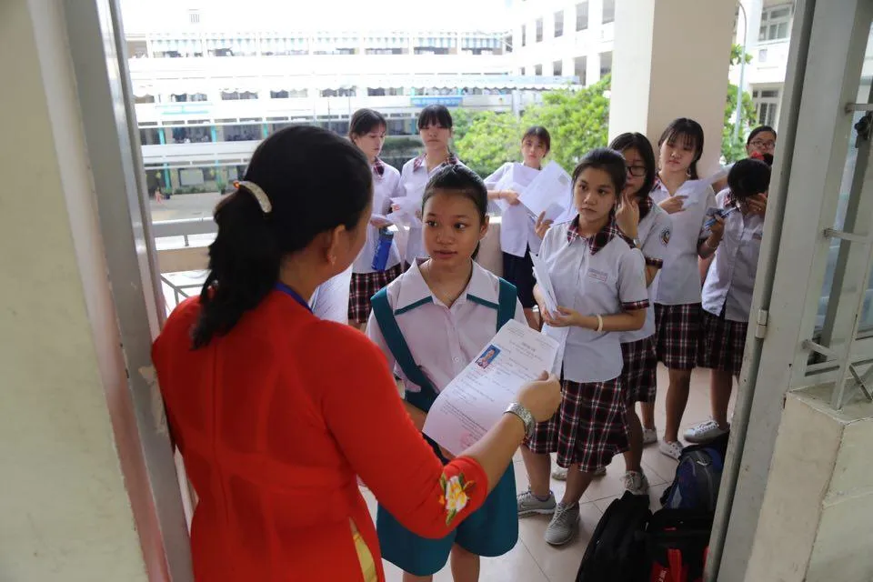 Sĩ tử TP.HCM cười như ‘địa chủ được mùa’ trước giờ thi ảnh 6