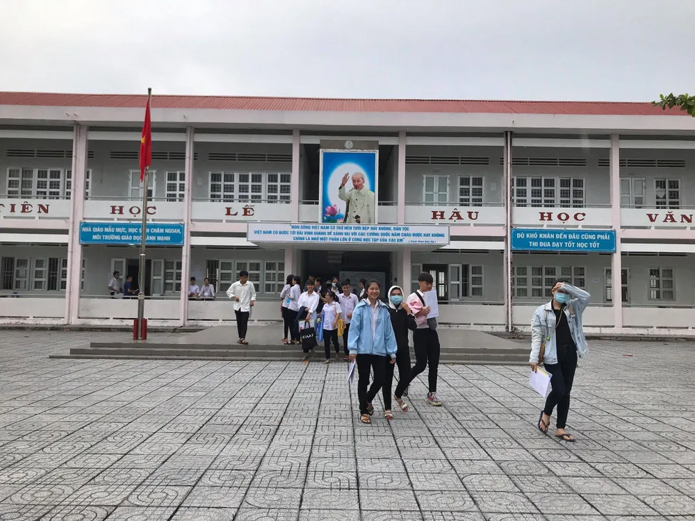 887.000 thí sinh hồi hộp làm thủ tục dự thi THPT quốc gia ảnh 18