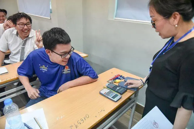 Thí sinh bất ngờ vì bị kiểm tra... nhãn dán chai nước suối ảnh 3 Thí sinh bất ngờ vì bị kiểm tra... nhãn dán chai nước suối ảnh 3