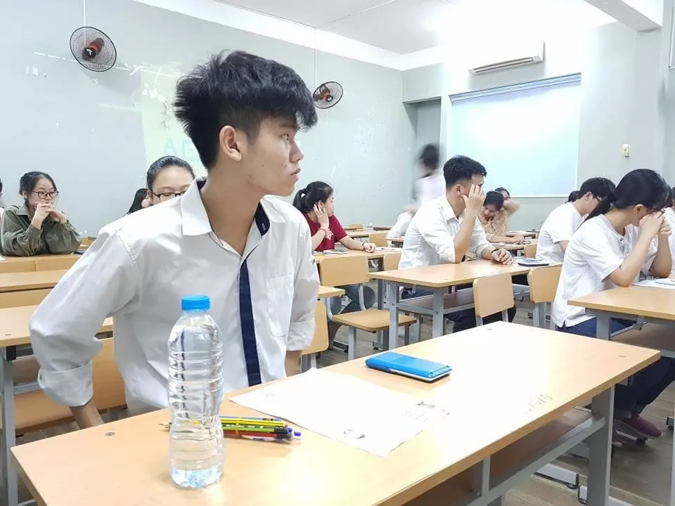 Thí sinh bất ngờ vì bị kiểm tra... nhãn dán chai nước suối ảnh 2 Thí sinh bất ngờ vì bị kiểm tra... nhãn dán chai nước suối ảnh 2