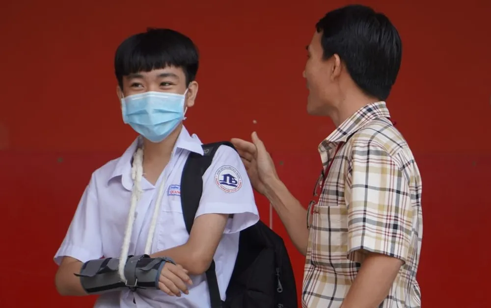 Tuyển sinh 10: Thí sinh tươi cười rời phòng thi sau môn Toán ảnh 3