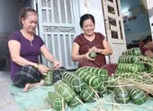 Ngư dân đưa thuyền đi biển lên ruộng cứu đồng bào vùng lũ ảnh 6 Cặm cụi gói bánh tét gửi tặng đồng bào miền Trung