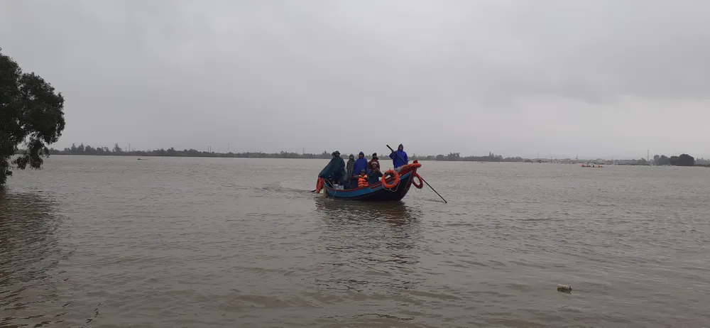 Ngư dân đưa thuyền đi biển lên ruộng cứu đồng bào vùng lũ ảnh 5