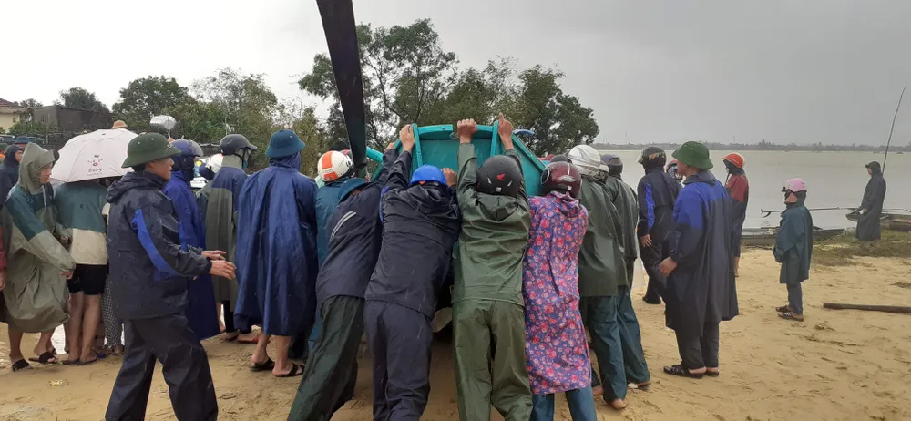 Ngư dân đưa thuyền đi biển lên ruộng cứu đồng bào vùng lũ ảnh 1