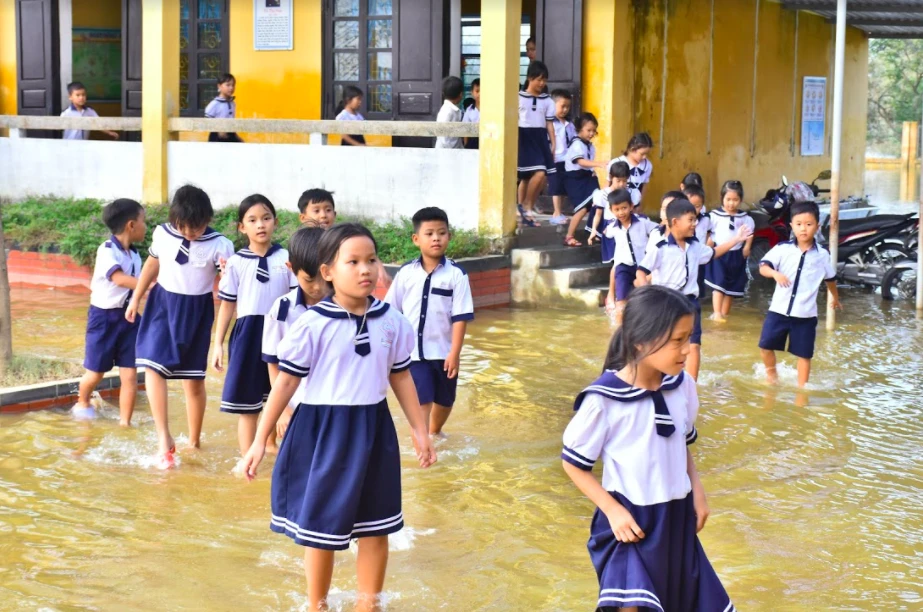 VUS 'góp suất ăn trưa gửi học sinh miền Trung' ảnh 1