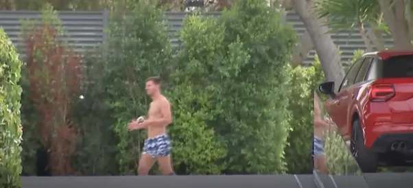 Cổ động viên PSG náo loạn vì Messi ở sân bay Le Bourget, Pháp ảnh 2 Cổ động viên PSG náo loạn vì Messi ở sân bay Le Bourget, Pháp ảnh 2