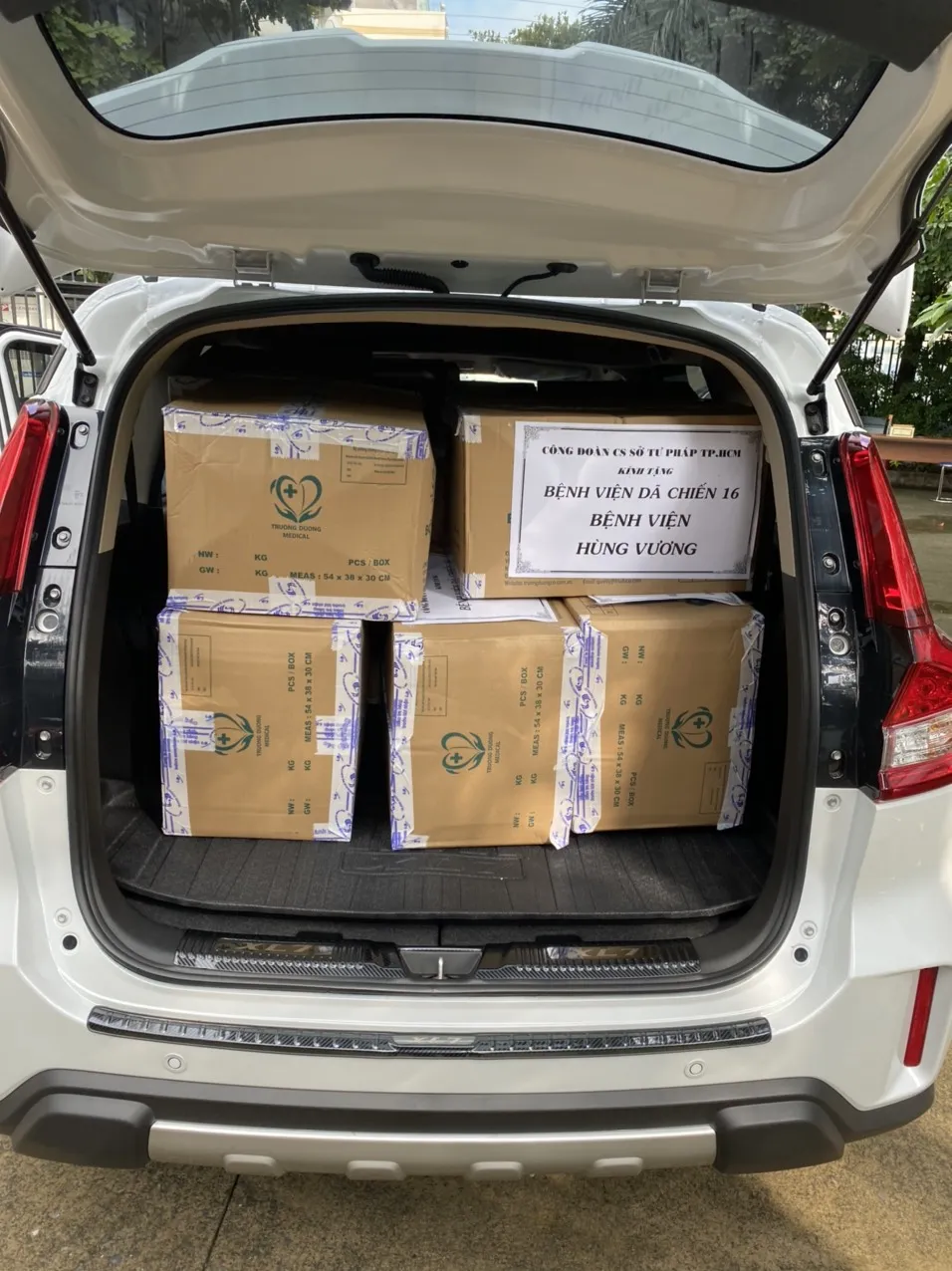 Công đoàn Sở Tư pháp TP.HCM trao quà tại BV dã chiến số 16 ảnh 4