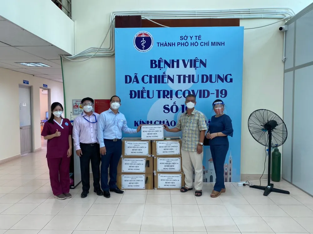 Công đoàn Sở Tư pháp TP.HCM trao quà tại BV dã chiến số 16 ảnh 2