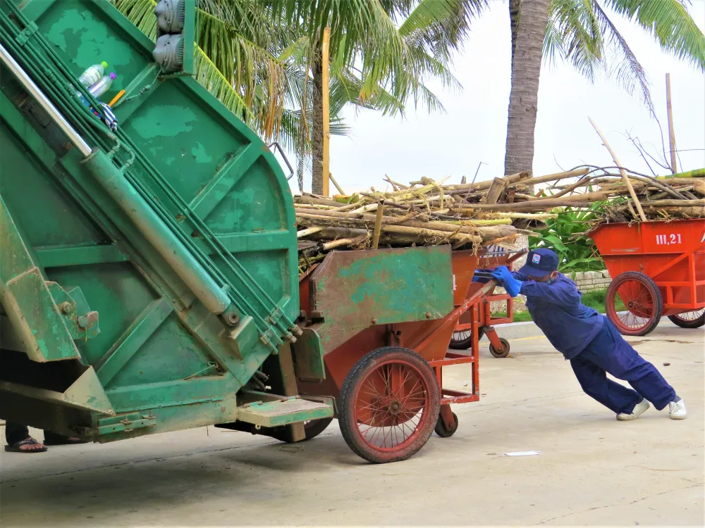 Hàng trăm đoàn viên công an, biên phòng... làm đẹp bờ biển Nha Trang ảnh 3