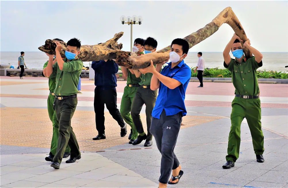 Hàng trăm đoàn viên công an, biên phòng... làm đẹp bờ biển Nha Trang ảnh 5