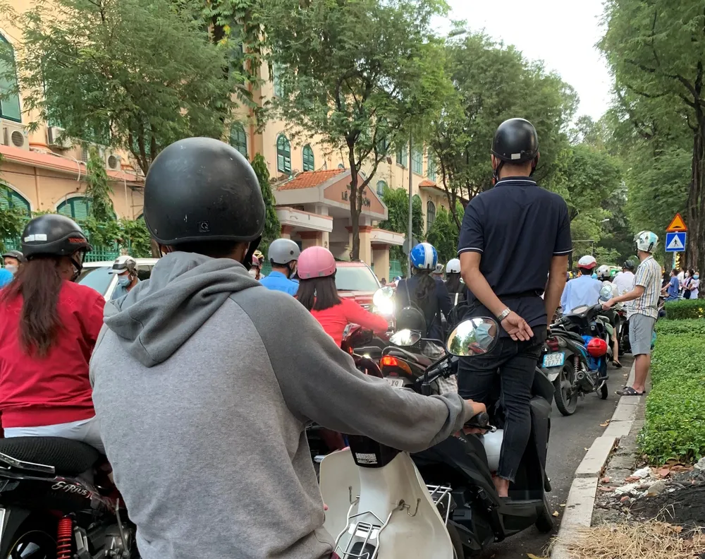 Kẹt xe, tắc đường trong ngày đầu học sinh đi học lại ảnh 2 Kẹt xe, tắc đường trong ngày đầu học sinh đi học lại ảnh 2