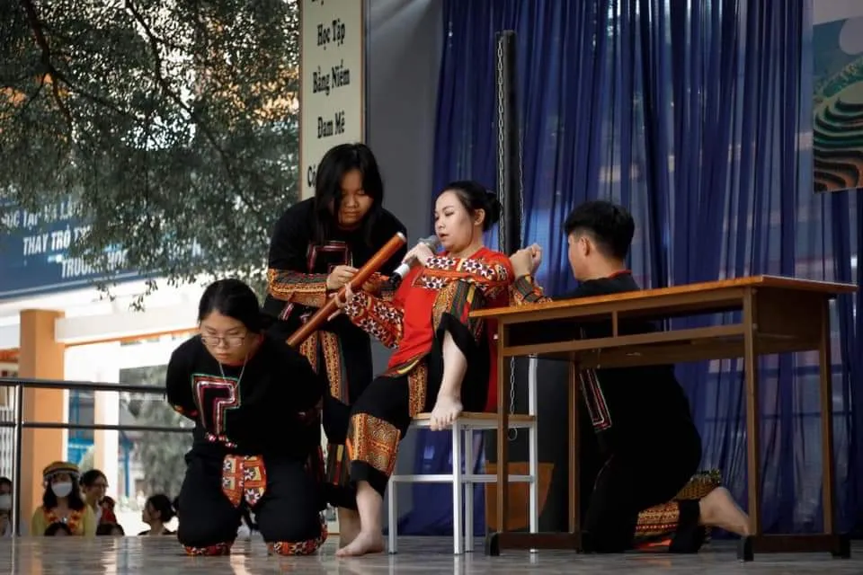 Vở kịch độc đáo lấy cảm hứng từ Vợ chồng A Phủ của học sinh lớp 12 ảnh 2