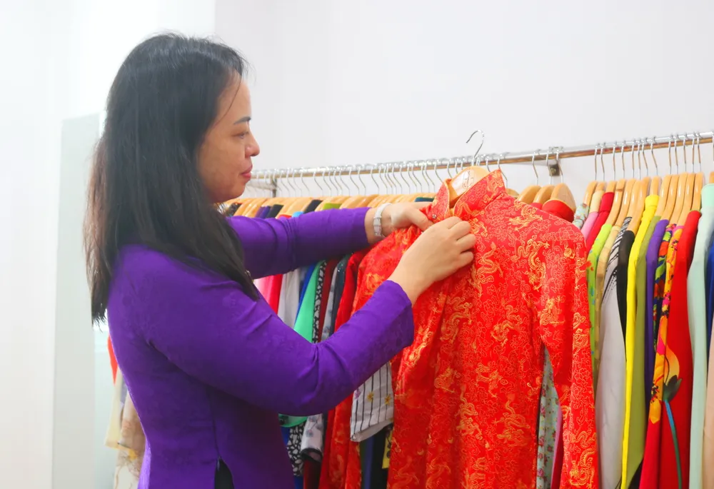 Áo dài 0 đồng trao tay ảnh 1