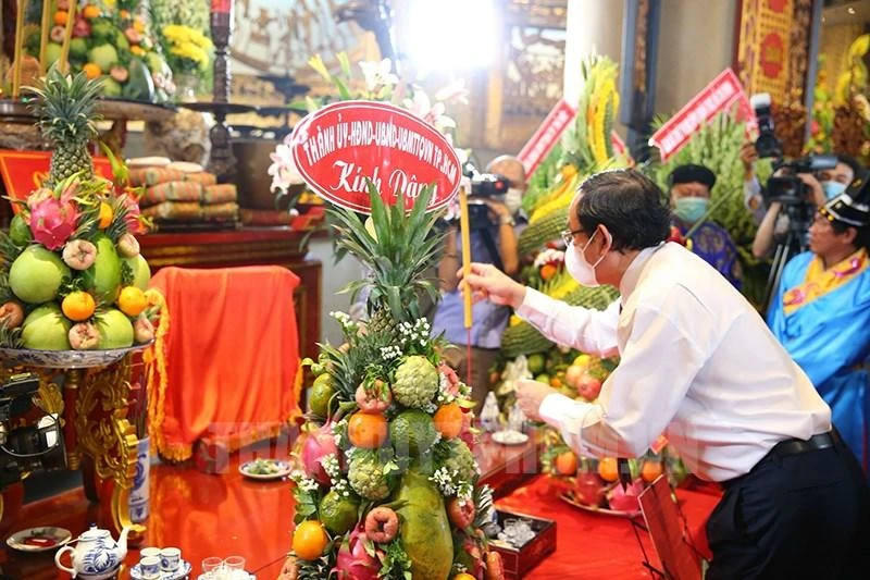 Bí thư Thành ủy TPHCM Nguyễn Văn Nên dâng hương tưởng niệm Quốc Tổ Hùng Vương. Ảnh: hcmcpv