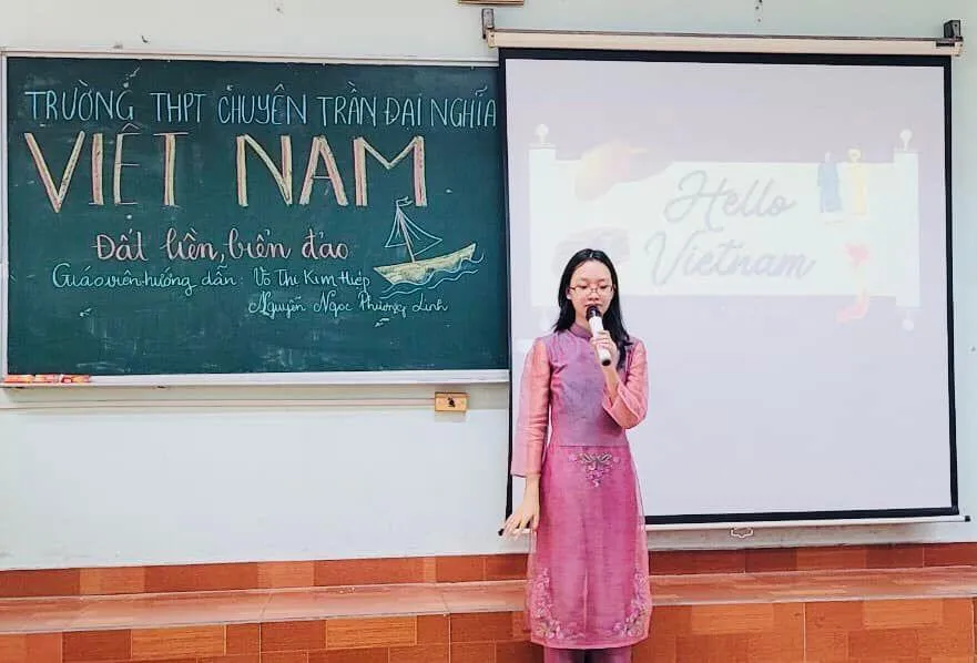 Tiết mục &quot;Hello Việt Nam&quot; của em Diễm Anh mở màn cho dự án liên môn