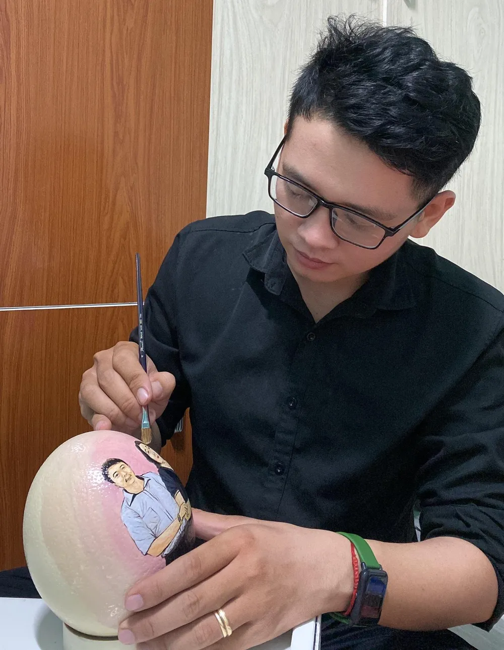 Thầy giáo 'hóa' vỏ trứng đà điểu thành tác phẩm nghệ thuật ảnh 1 Thầy giáo 'hóa' vỏ trứng đà điểu thành tác phẩm nghệ thuật ảnh 1