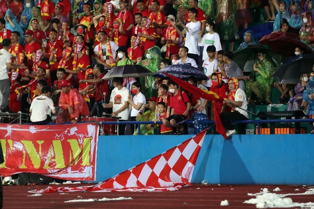 Trời bất ngờ đổ cơn mưa lớn khiến toàn bộ giấy trên mặt sân trở nên nhão và sũng nước. Những mảng giấy trắng bắt đầu dính bết vào sân và trên các khán đài. Ảnh: Anh Hữu Trời bất ngờ đổ cơn mưa lớn khiến toàn bộ giấy trên mặt sân trở nên nhão và sũng nước. Những mảng giấy trắng bắt đầu dính bết vào sân và trên các khán đài. Ảnh: Anh Hữu