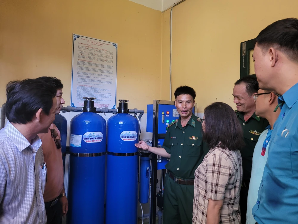 Thiếu tá Nguyễn Quang Huynh, Đồn trưởng Đồn biên phòng của khẩu cảng Phú Quý chia sẻ niềm vui có nguồn nước sạch với các đại biểu đoàn công tác.