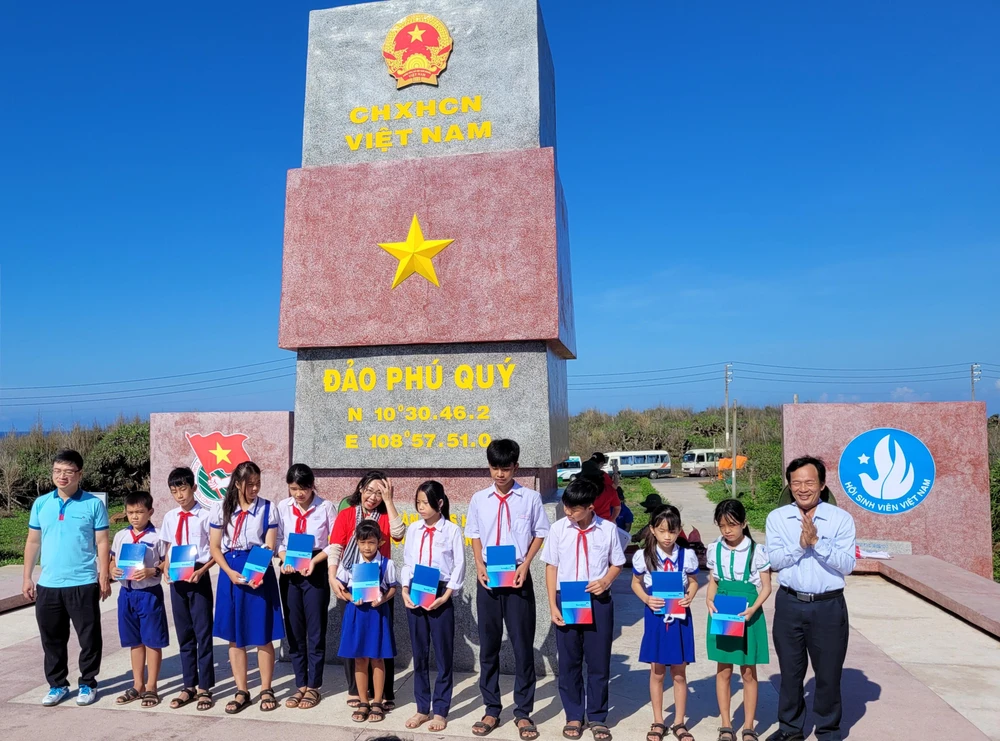 Trao học bổng cho học sinh là con của ngư dân có hoàn cảnh khó khăn