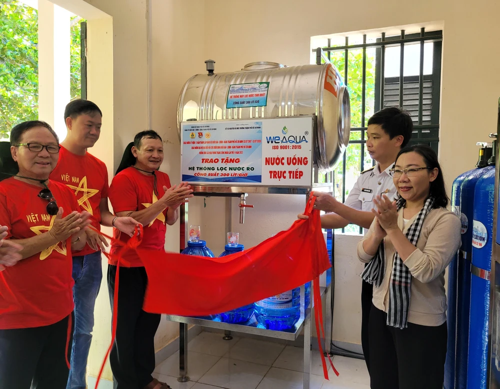 Lãnh đạo Khối Dân - Chính - Đảng TP HCM bàn giao hệ thống lọc nước RO 300 lít/giờ tại trạm Hòn Tranh.